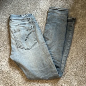 Ljusgrå dondup george - Säljer ett par ljusgrå dondups med diskreta slitningar. Riktigt stilrena! Bara att skriva vid funderingar