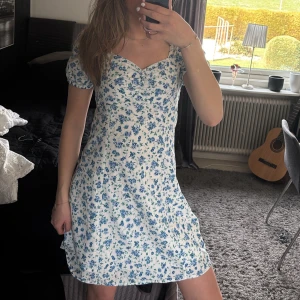 Blommig klänning  - Fin blommig klänning som passar fint till sommaren. Använd få gånger! Storlek xs passar S/M också