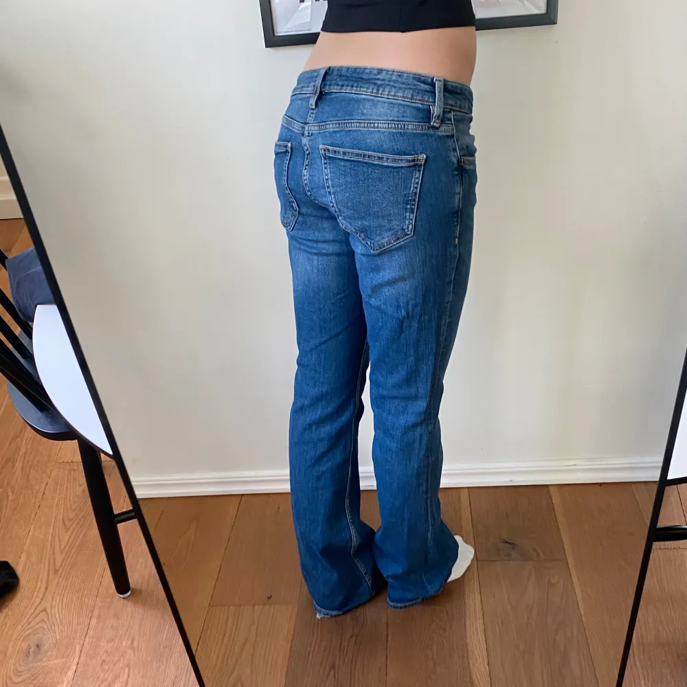 Snygga bootcutjeans💙 Midjemått rakt över: 37 cm, innerbenslängd: 80 cm Liten slitning på vänster häl (se sista bilden) . Farkut & Housut.