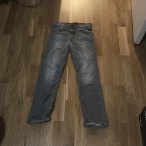 Jeans replay 152 - Snygga grå jeans från Replay med klassisk femficksdesign. De har en rak passform och är perfekta för en avslappnad stil. Märket Replay syns tydligt på insidan av linningen.