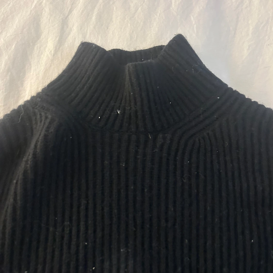 Svart ribbad stickad tröja med knappar - 2