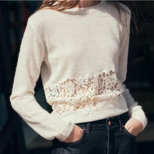 Vit tröja med spetsdetalj Zara - Den populära slutsålda tröjan från Zara. Använd endast en gång