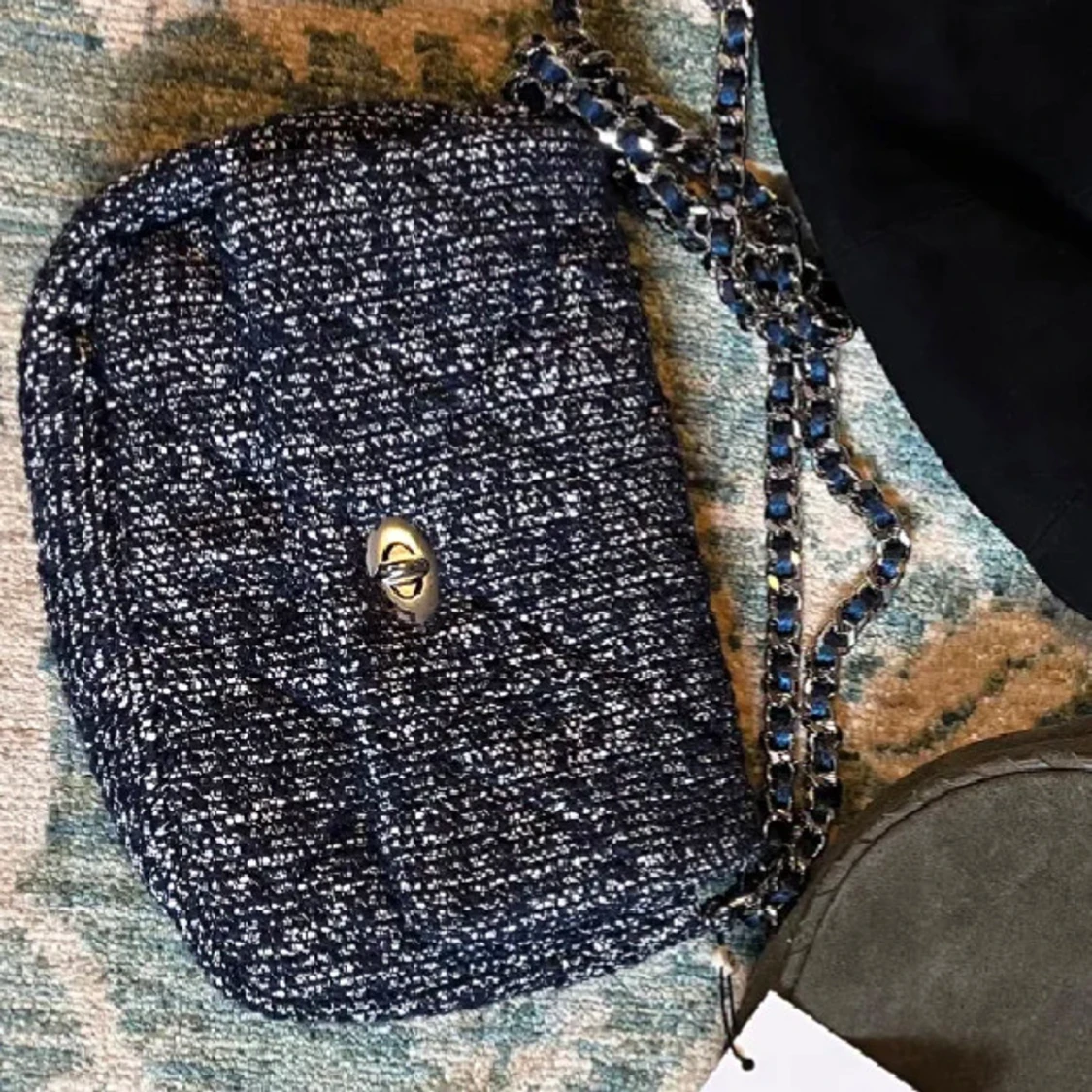 Blå axelväska med kedja