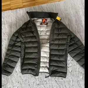  dunjacka från Parajumpers - Säljer min parajumper då den är stor på mig. Den är i jättebra skick och ny