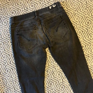 DONDUP GEORGE JEANS - Tjena! Säljer nu ett par tvär feta Dondup jeans! | Skick 9/10 Mycket bra! | Lite slitna (bild 5) | Midja: 43cm | Längd: 106cm | Nypris ca 3500kr | Mitt pris 799kr | Kom gärna pm vid frågor eller funderingar | Postas eller möts upp i Gävle!
