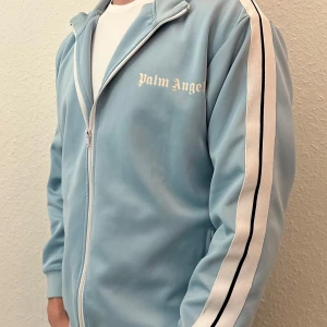 Palm Angels tröja - Säljer nu min tröja från Palm Angels då den aldrig kommit till direkt användning. 100% äkta, skriv för fler bilder eller vid funderingar o frågor 