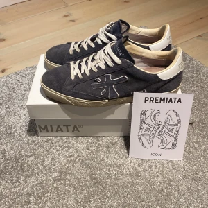 Premiata Steven Skor - Tja! Säljer nu dessa Premiata Steven skor i storlek 44! Skorna är i ett bra skick. Box tillkommer. Hör gärna av er vid frågor eller funderingar! Pris kan diskuteras!