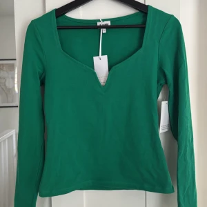 Grön långärmad topp med v-ringning - Grön topp från bubbleroom. Storlek S. Aldrig använd prislappen kvar😊