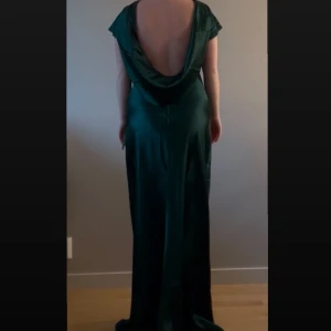 Superfin balklänning! - Skriv för min egna bild, ser konstigt ut när jag läggar in den i annonsen. Inte använd, provad en gång. Supervacker och elegant balklänning med öppen rygg!   Storlek L, men kan också funka som M.  Orginalpris: 1450kr