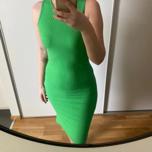 Midiklänning  - Klänning från märket PLT fashion som går ner till knäna. Stretchig material.