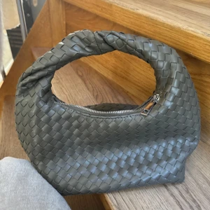 Gina tricot väska  - Jättefin Gina tricot väska i grön aktig färg. 