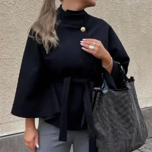  missay poncho  - Slutsåld missay poncho, använd 1 gång. Storlek one size i färg svart. Jag har bytt den guldiga knappen till en svart knapp men kan byta tillbaka till den guldiga elelr skicka med vid önskemål!!