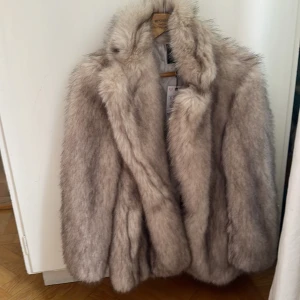 Pälsjacka - Oanvänd pälsjacka från Zara. Nypris: 999 kr. Mitt pris: 600 kr. 