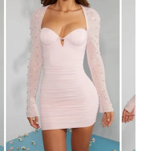 Ljusrosa kort klänning med pärldetaljer - Jag Letar efter denna klänningen, hör av er om ni säljer! 