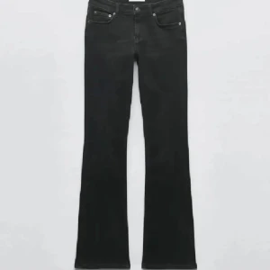 Zara jeans  - Lågmidjade svarta/gråa zara jeans, säljs inte längre, och är i ganska bra skick, inga defekter, lite lite slitna längst ner💓bild kan skickas 