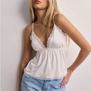 Vit spetskantad linnetopp - Söt vit linnetopp med smala axelband och spetsdetaljer i strl S💕 fraktar endast och köparen står för frakten