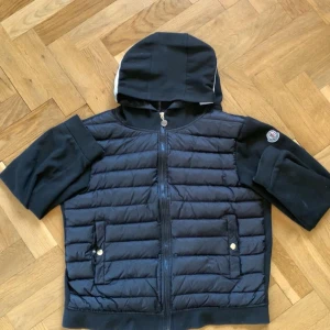 Svart jacka med huva från Moncler - Tja säljer en Moncler cardigan som jag säljer för att den passar jätte konstigt och kommer inte använda den.