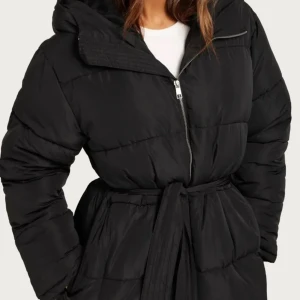 Vinterjacka - Säljer nu min vinterjacka från Nelly. Lånade bilder. Strl 32 men är lite stor så passar 34/36 också. Kan frakta eller mötas i Örebro