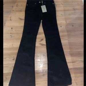 Svarta bootcut jeans - Snygga svarta bootcut jeans med låg midja. I Manchester tyg💝 storlek 25/32💖 har inga bilder på då de är för små!