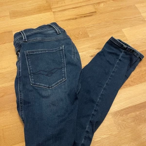 Replay jeans  - Snygga blå replay jeans med en klassisk femficksdesign. De har en slim passform och är perfekta för en grischig stil
