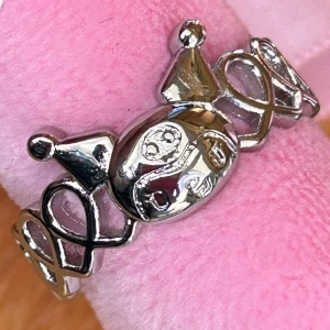 Justerbar ring med Kuromi  - Söt justerbar ring i silvermetall med Kuromi-motiv. Ny!