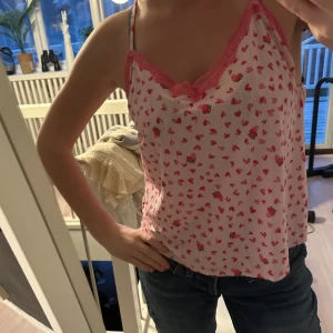 Rosa linne med hjärtan - Gulligt rosa linne med små söta hjärtan 💞Storlek M så tyvärr för stort för mig som är en typisk S😔Hade nog passat L också!