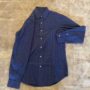 Rutig skjorta Ralph Lauren - Schysst mörkblå skjorta från Ralph Lauren. Fint skick utan några skador, för mer frågor eller funderingar kom pm!