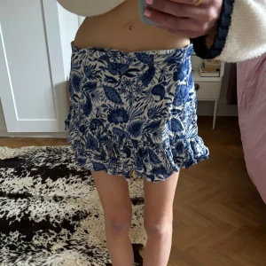 Mönstrade volangshorts - Superfina, mönstrade shorts med volang framtill från Zara. Ser nästan ut som en kjol framtill men shorts bak, vilket jag tycker är så fint och unikt, älskar!!!💙 200 kr + frakt