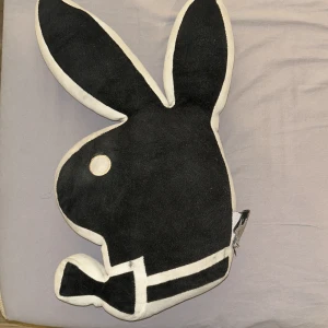 playboy kudde  - Playboy kudde i svart o vit vill sälja för har inte användning av den längre, den behöver bara tvättas eftersom den har följt med när vi flyttade 