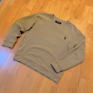 Beige sweatshirt från Polo - Säljer nu min sweatshirt från Polo. Den passar folk mellan 145-155cm lång. Är i bra skick och är använd fåtals gånger. Köpta på vinted tidigare för 650 och säljer nu för 500 men priset går eventuellt att diskuteras vid snabb affär.