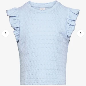 Blus - Super gullig och skön top/blus/t-shirt ifrån Lindex barn avdelning men passar mig som brukar ha storlek 36, xs och s💓Den är knappt använd och säljer den då det inte är min stil längre💗