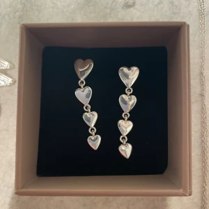 Hängande örhängen 🤎 - Säljer nu dessa hängande örhängena med hjärtan  i silver🤍Rengörs innan de skickas! 