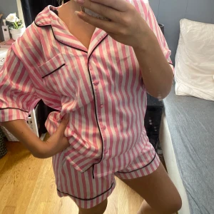 «Victoria secret» pysj - Pysj som likner Victoria secret. Shortsen er i S og toppen er i M