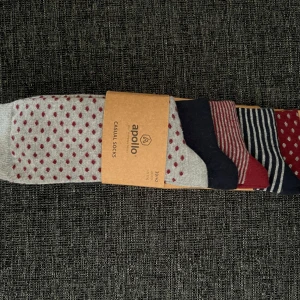 Flerpack mönstrade strumpor från Apollo - Säljer ett flerpack strumpor från Apollo i olika mönster och färger. Strumporna har bland annat prickar och ränder i nyanser av grått, vinrött och marinblått. Perfekta för dig som vill ha lite variation i strumplådan.