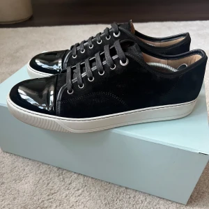 Lanvins - Dojjor från Lanvins, mycket bra skick överlag, men har en lite skada som syns på bild. Utöver skadan är dom som nya! Låda, dustbags samt extra snören fås med. 