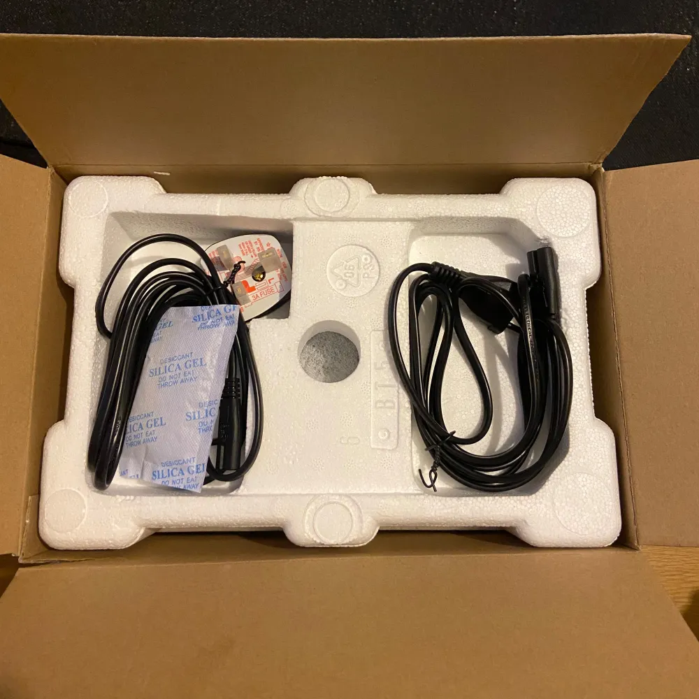 Säljer en stilren trådlös högtalare BT5 från Audio Pro. Den har en elegant design med svart tyg och en diskret logotyp. Perfekt för att streama musik via Bluetooth. Kommer i originalförpackning med alla tillbehör. Ny pris 1600 mitt pris 1200. Muu.