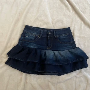 Jeanskjol med volang från G-Star RAW - Snygg jeanskjol från G-Star RAW med volangdetaljer. Har själv syt🩷percekt till sommaren! midjemått: 72 cm totalt och längd; 31cm