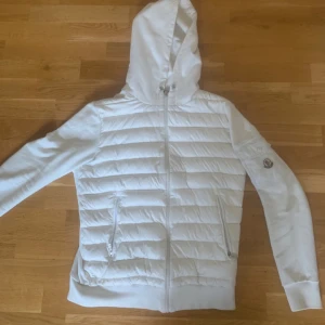 Moncler cardigan  - Fick den i present men säljer nu för den e lite för liten för mig men den är i bra skick ! Möts upp i Stockholm!