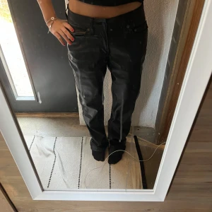 Svarta skinnbyxor  - Säljer ett par svarta skinnbyxor, normal passform. Byxorna har hög midja och klassisk rak siluett. Perfekta för dig som vill ha en edgy look med snygg glansig finish. Dom är långa på mig och jag är 157 ungefär..🫰🏼😇nypris 400kr