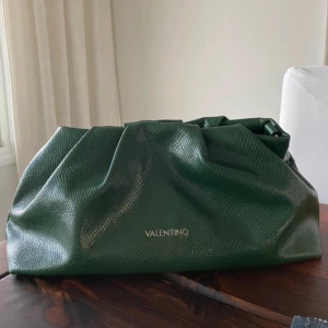 clutch  - lite större clutch väska från valentino, medföljer ett band💕💕 