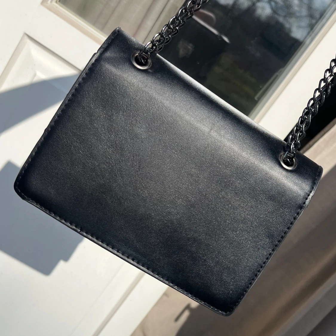 Svart axelväska med kedjerem - 1