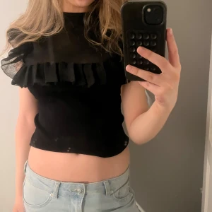 Svart festtopp med volang Zara - Superfin festtopp från Zara 💓 säljs inte längre! Använd en gång så väldigt fint skick 💓