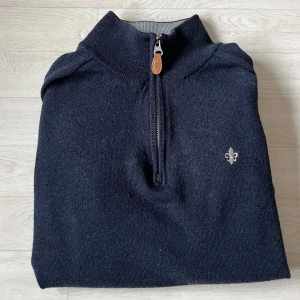 Morris kofta Medium - Mörkblå stickad Morris kofta i medium. Väldigt skönt material men ändå ganska luftigt samtidigt -litet slitage under armen-