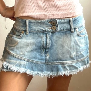 Jeanskjol  - Midjemått: 43cm, längd: 25,5cm. Läs gärna min bio innan ni ställer frågor 💖 (obsss, jag håller åt midjan på första bilden) 