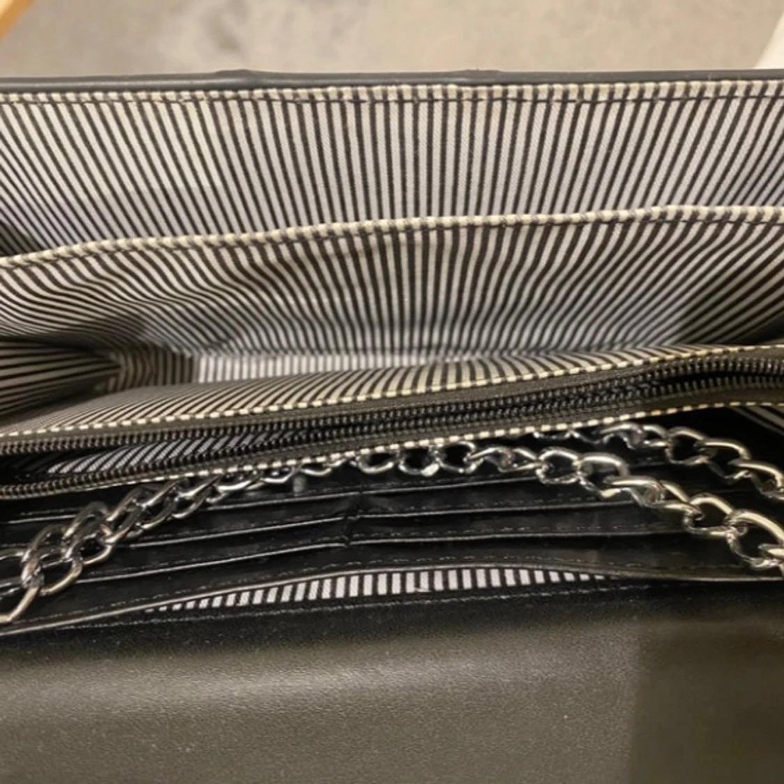 Svart axelväska med kedja och krokopräglat mönster - 2