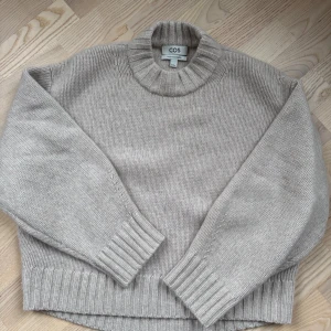 Stickad tröja - Stickad tröja från cos. Den är i 100% KashmirDen är Lite nopprig ❤️