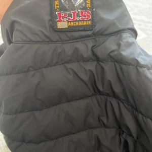 Svart lättviktsväst från Parajumpers - Säljer en svart quiltad lättviktsväst från Parajumpers i storlek S. Västen har dragkedja framtill och hög krage. Perfekt för lager-på-lager och har klassisk Parajumpers-logga, helt ny. Pris kan diskuteras 