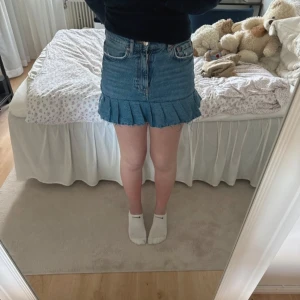 Egen sydd Jeanskjol  - En egen sydd jeans kjol. Har sytt om ett par gina tricot jeans till en kjol med volang i storlek 34. Skriv för frågor.