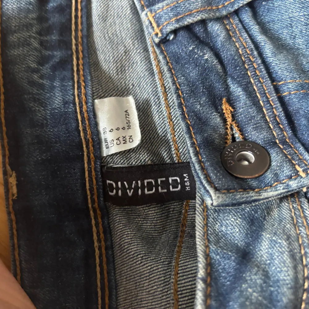 Snygga blå jeans från H&M Divided med femficksdesign. En knapp där bak har åkt av men går lätt att sy på. De är väldigt sköna, inte sånt typiskt jeans material. . Farkut & Housut.
