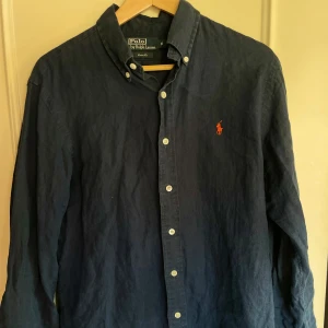 Mörkblå linneskjorta från Ralph Lauren - Tjena säljer nu denna skjorta ifrån Polo Ralph Lauren som är i mycket bra skick | skick: 9/10 | Nypris ungefär: 1500kr |